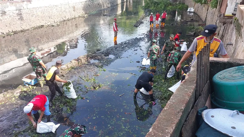 Resik-Resik Kali Bersama Koramil 02 Semarang