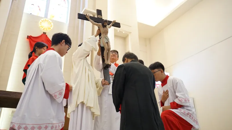 Mengenang Kasih Tak Terbatas: Ibadat Jumat Agung di Gereja Franciscus Xaverius Kebon Dalem